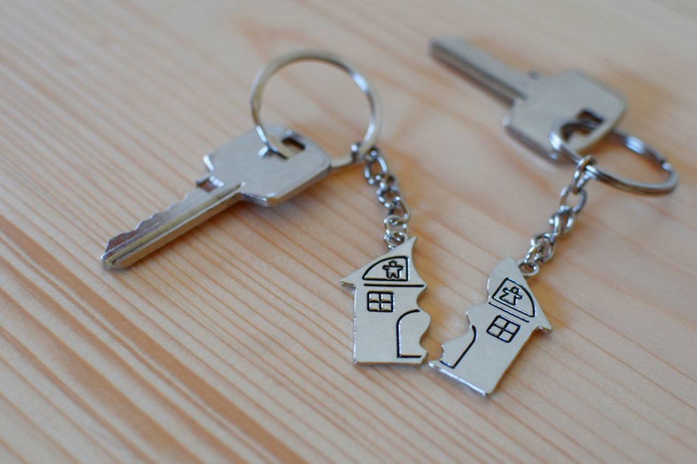 Pendant,Of,Key,Ring,In,Shape,Of,House,Divided,In How A House & Mortgage Is Addressed During A Divorce
