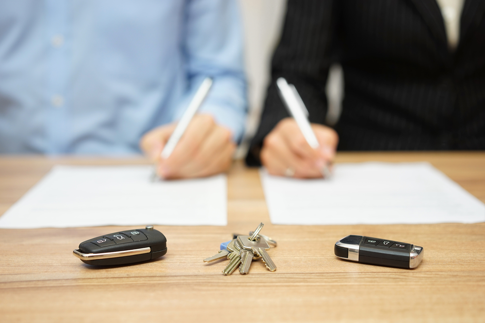 Husband,And,Wife,Are,Signing,Divorce,Settlement,focus,On,Keys